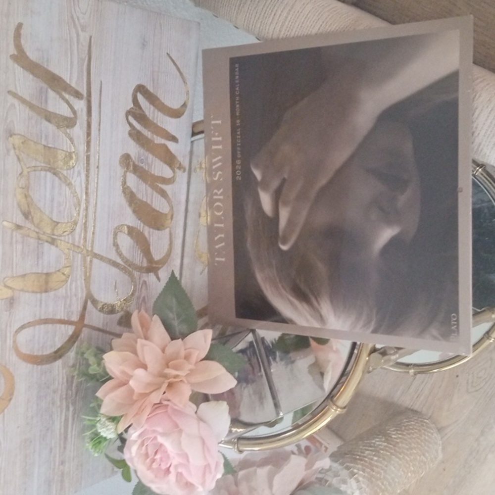 Taylor Swift 2026 calendar - Picture 2 of 5